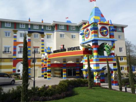 Hotelul care pare construit din lego, locul de cazare perfect pentru familiile cu copii