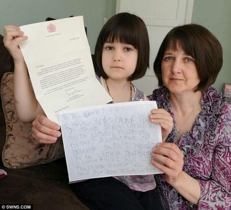 O fetita a cerut ajutorul reginei Angliei pentru a fi acceptata la o scoala