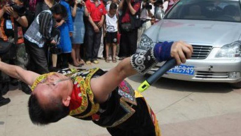 Un chinez a tras o masina cu pleoapele