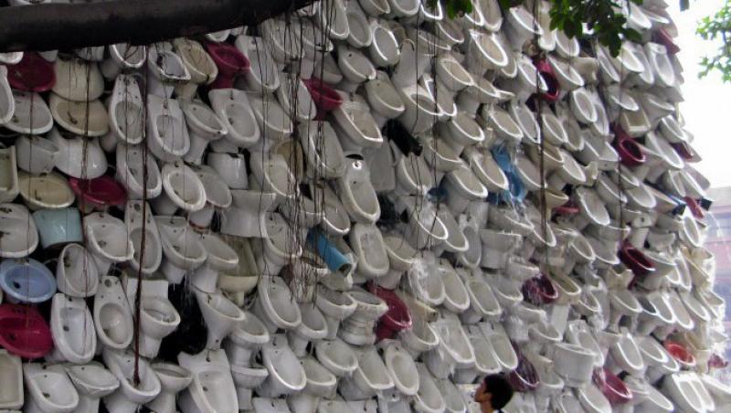 FOTO! Cascada din toalete, opera de arta in China