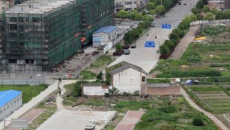 China: Locuieste pe mijlocul unei sosele, dupa ce a refuzat demolarea locuintei