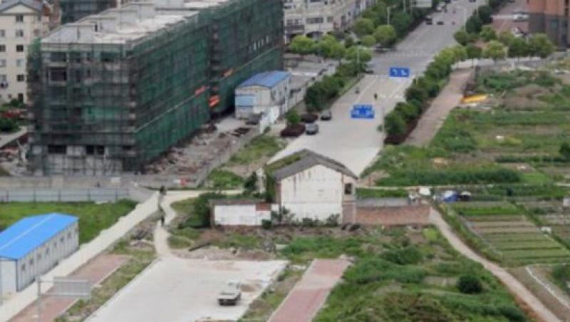 China: Locuieste pe mijlocul unei sosele, dupa ce a refuzat demolarea locuintei