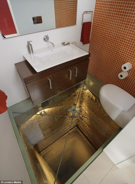 FOTO! Toaleta cu podeaua din sticla, situata in varful putului unui lift