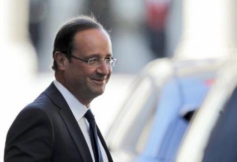 Hollande merge cu trenul pentru a fi "normal", sfidand normele de securitate