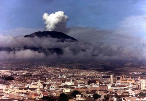 Columbia: Vulcanul Nevado del Ruiz, gata sa erupa