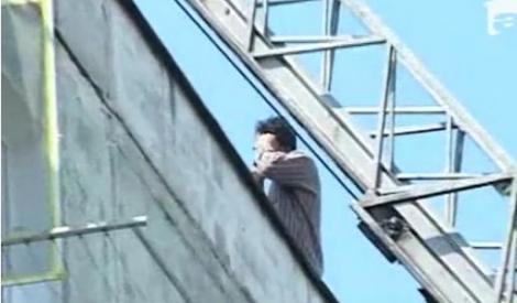 VIDEO! Bacau: Doi barbati s-au urcat pe acoperisul unui bloc si au amenintat ca se arunca
