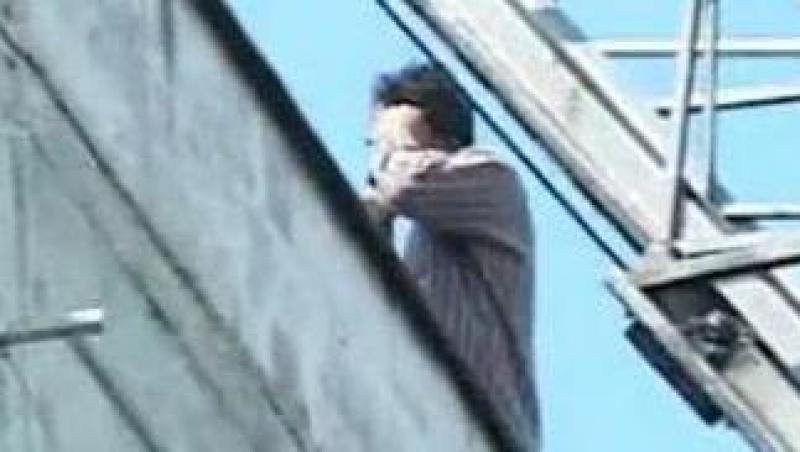 VIDEO! Bacau: Doi barbati s-au urcat pe acoperisul unui bloc si au amenintat ca se arunca