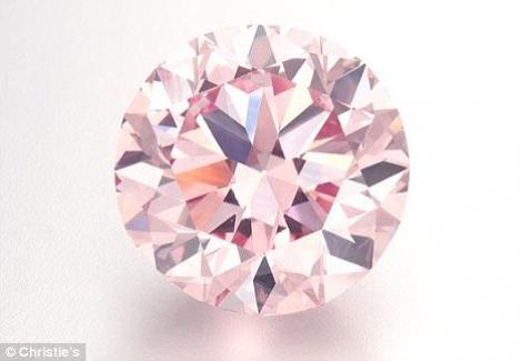 Cel mai mare diamant roz scos la vanzare vreodata s-a cumparat cu 17,4 milioane de dolari