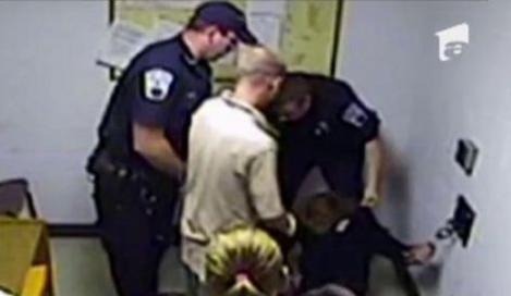 VIDEO! O americanca, umilita in sectia de politie