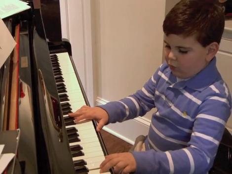 VIDEO! La sase ani, un baiat autist face furori cu interpretarile sale la pian