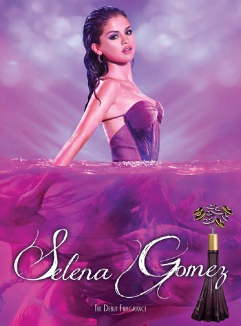 Selena Gomez poarta o rochie Maria Lucia Hohan in reclama pentru parfumul ei