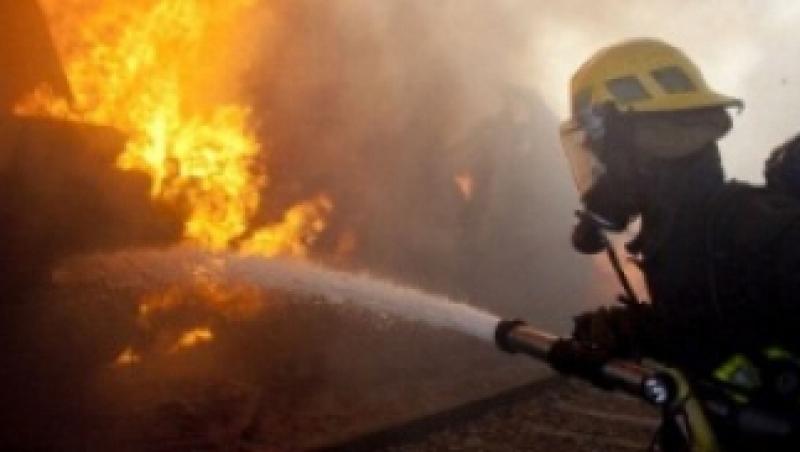 Incendiu in Bucuresti: Un depozit de pe Bd. Biruintei a luat foc