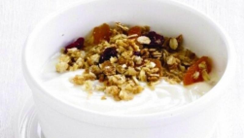 Gustare rapida: Rețeta Granola cu caise si iaurt