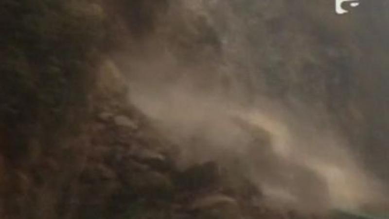 VIDEO! Alunecare de teren spectaculoasa pe o sosea din China