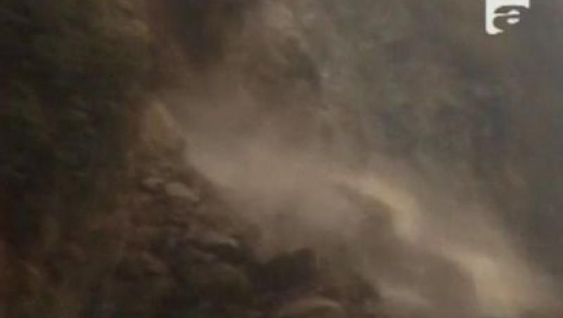 VIDEO! Alunecare de teren spectaculoasa pe o sosea din China