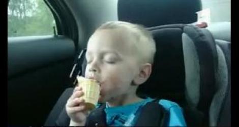 VIDEO! Un copil care mananca in somn face furori pe internet