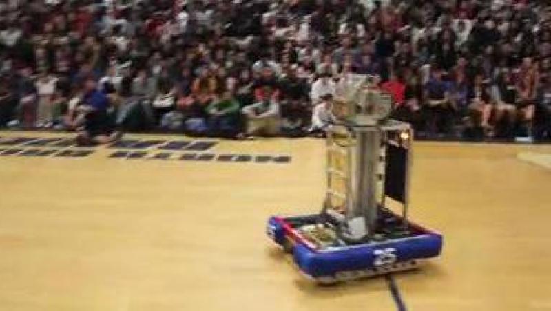 Niste elevi de liceu din SUA au creat un robot care joaca baschet