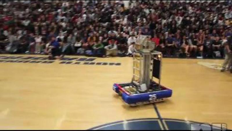 Niste elevi de liceu din SUA au creat un robot care joaca baschet