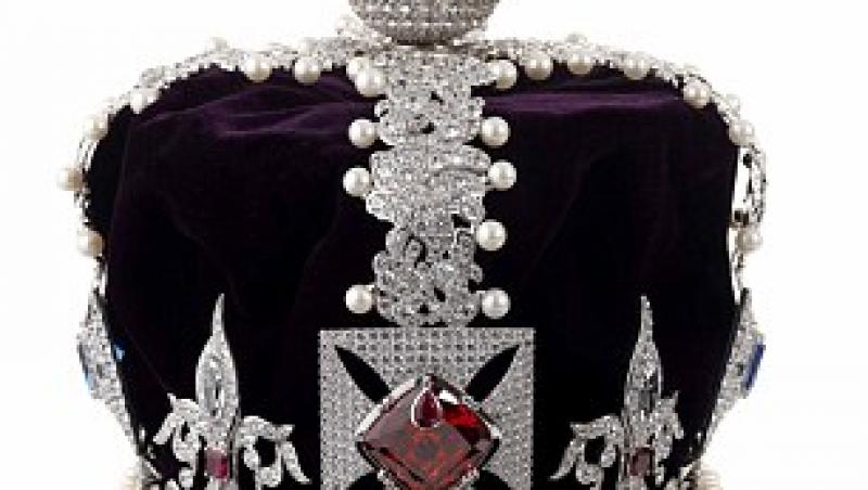 O copie dupa coroana reginei Angliei va fi scoasa la licitatie cu 10.528 de lire