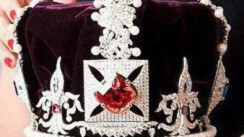 O copie dupa coroana reginei Angliei va fi scoasa la licitatie cu 10.528 de lire