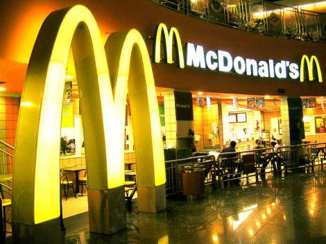 Noul suc "sanatos" marca McDonald's: Are 12 linguri de zahar intr-un pahar