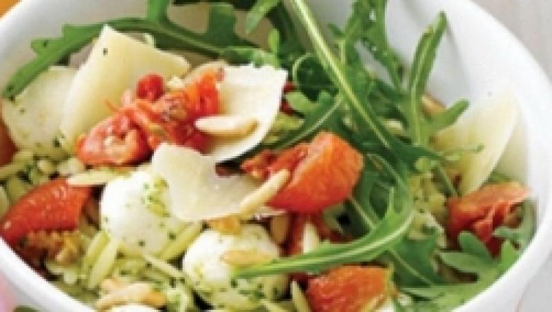 Reteta usoara: Salata cu mozzarella si paste scurte
