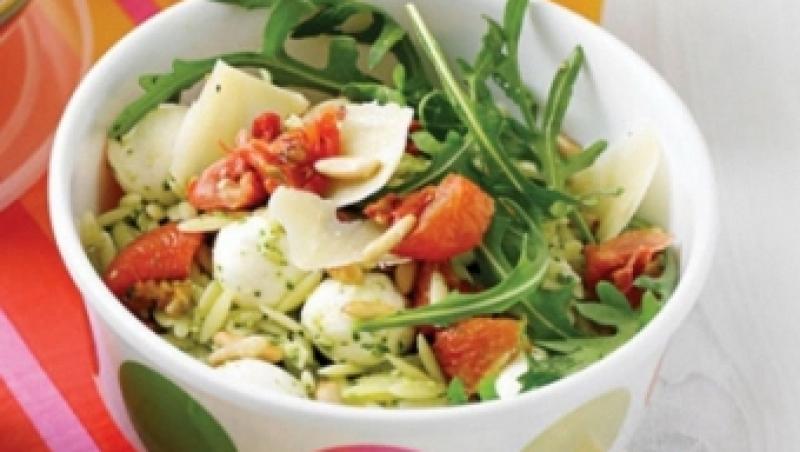 Reteta usoara: Salata cu mozzarella si paste scurte