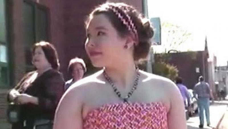 O adolescenta si-a facut o rochie din 18.000 de ambalaje de bomboane