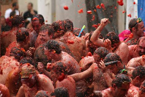 VIDEO! Festivalul "Tomatino" - bataie traditionala cu 18 tone de rosii!