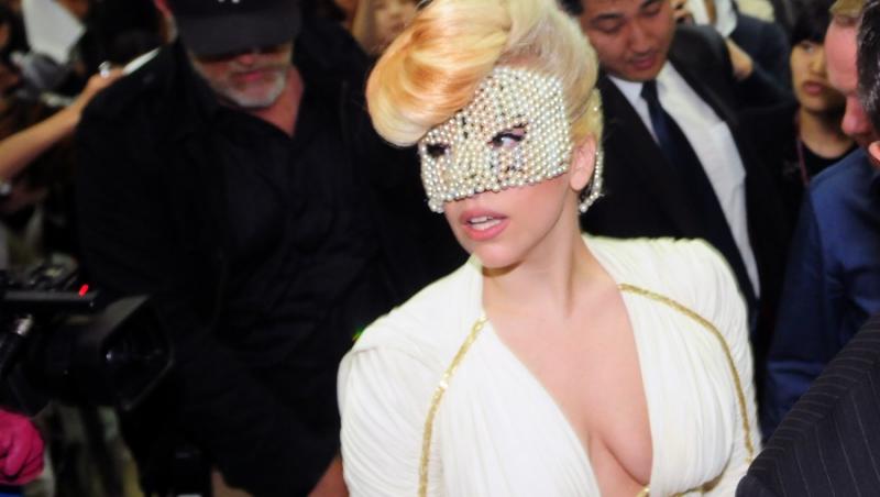 Lady Gaga isi doreste o palarie decorata cu gandaci vii