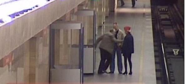 Socant! O femeie e impinsa pe liniile de metrou!