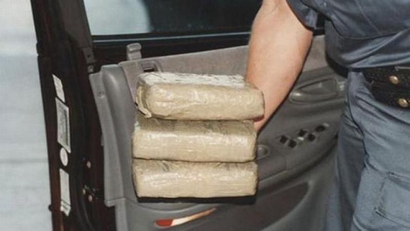VIDEO! Trei traficanti care transportau droguri in valoare de 2 milioane de euro au fost retinuti pe autostrada A1