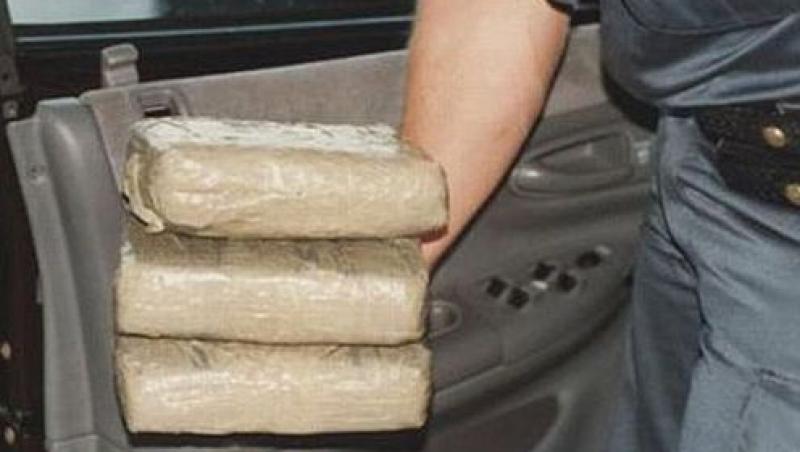 VIDEO! Trei traficanti care transportau droguri in valoare de 2 milioane de euro au fost retinuti pe autostrada A1