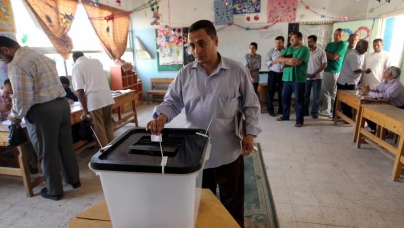 Egiptenii isi aleg presedintele. Morsi si Shafiq, in turul doi al prezidentialelor