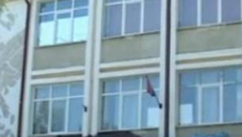 Slobozia: Un elev a cazut de la etajul al doilea, incercand sa escaladeze cladirea scolii