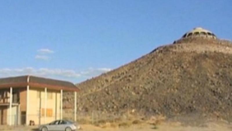 VIDEO! O casa construita pe marginea unui vulcan este de vanzare