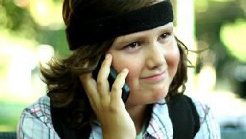 Marea Britanie: Un baiat de 12 ani a vorbit la telefon de 2000 de euro cu iubita