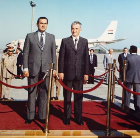 "Pretenul" lui Ceausescu, Hosni Mubarak, la capat de drum - biografia unui lider inascut