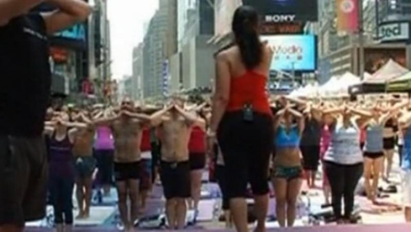 VIDEO! Mii de oameni au luat lectii de yoga in Times Square