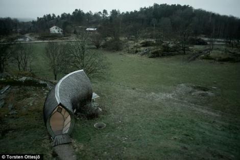 FOTO! Un suedez a creat casa pe care poti sa o muti cand te plictisesti de peisaj