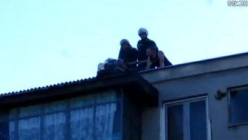 VIDEO! Cluj: Un copil de 3 ani, salvat prin acoperis