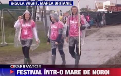 VIDEO! Cel mai mare festival muzical din Marea Britanie, afectat de ploi