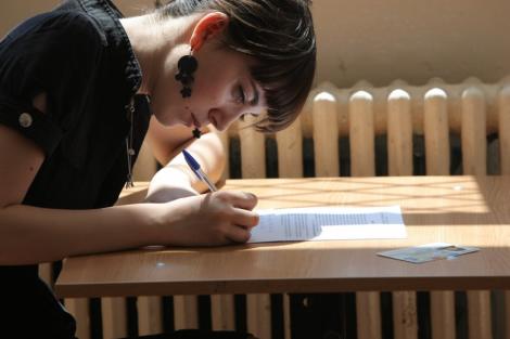 BACALAUREAT 2012: Elevii care nu au sustinut luni proba de limba straina vor fi evaluati miercuri