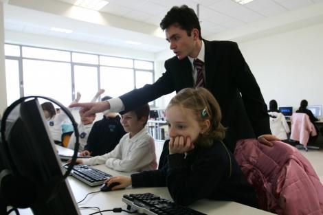 Guvernul va oferi calculatoare copiilor din familiile defavorizate!
