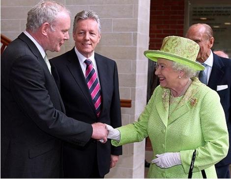 Gest istoric al reginei Elisabeta a II-a: A dat mana cu unul dintre cei responsabili pentru moartea varului sau
