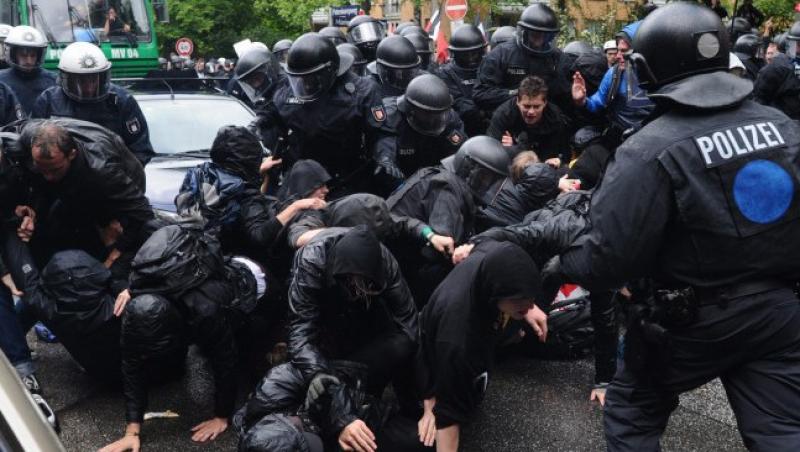 Lupte de strada, la Hamburg intre neonazisti si extrema-stanga: zeci de politisti, raniti