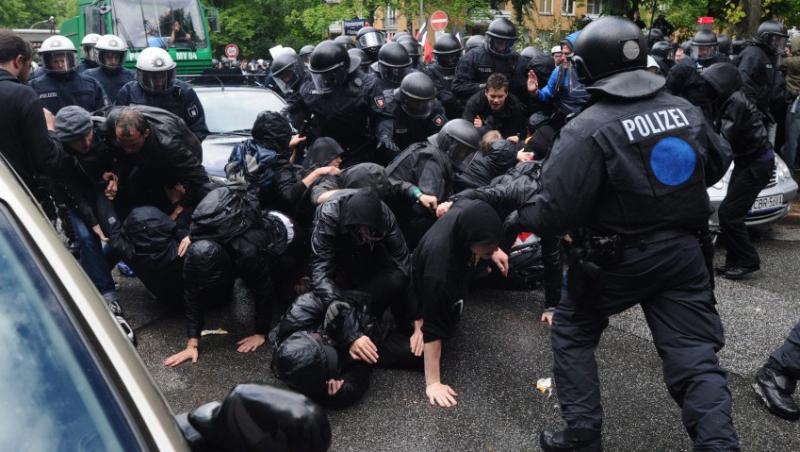 Lupte de strada, la Hamburg intre neonazisti si extrema-stanga: zeci de politisti, raniti