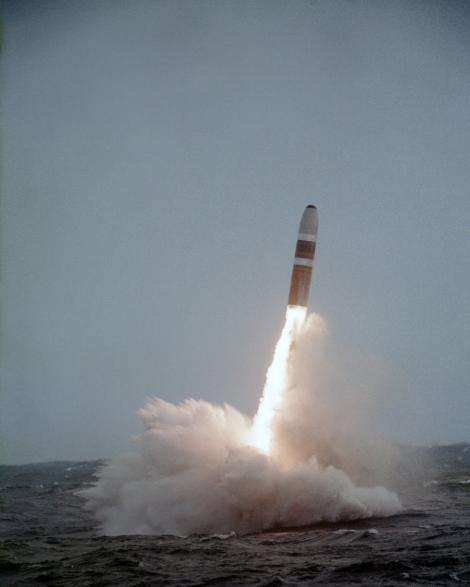 Israelul isi echipeaza cu focoase nucleare submarinele