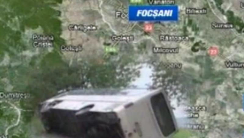 VIDEO! Un autocar cu turisti s-a rasturnat in Vrancea