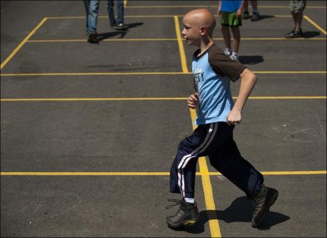 VIDEO emotionant: un copil cu paralizie cerebrala e ajutat de colegi sa alerge!